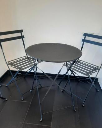 Tavoli e sedie in ferro