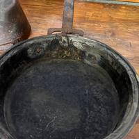 Vecchie padelle in rame da collezione