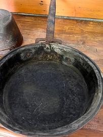 Vecchie padelle in rame da collezione