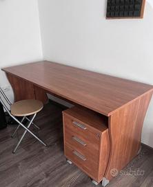 Scrivania  in legno con cassettiera