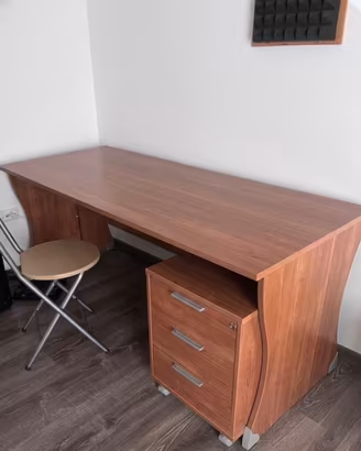 Scrivania  in legno con cassettiera