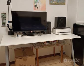 Capiente scrivania Ikea con altezza regolabile