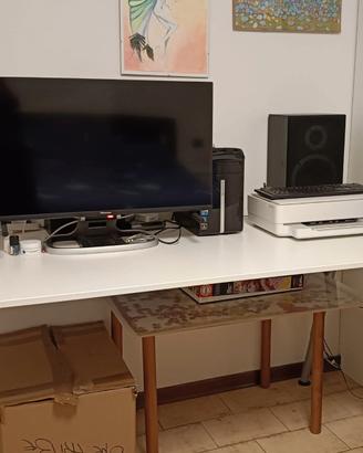 Capiente scrivania Ikea con altezza regolabile