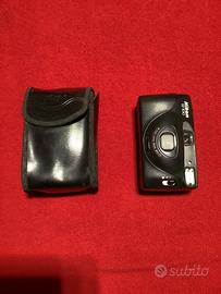 Macchina fotografica Nikon EF100 con custodia