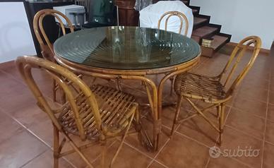  tavolo con 4 sedie in vimini
