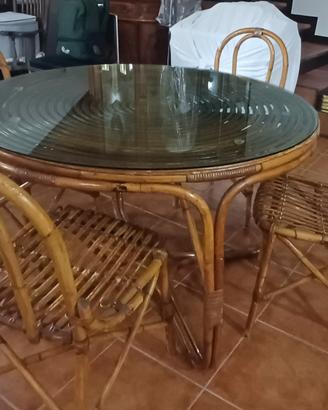  tavolo con 4 sedie in vimini