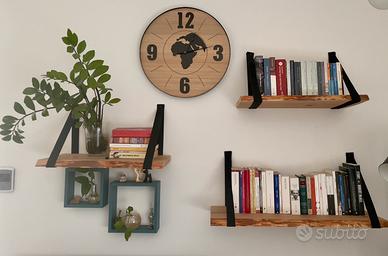 Mensole e orologio da parete