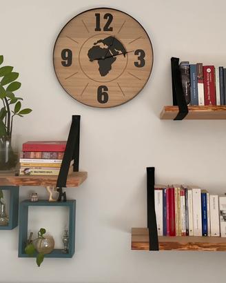 Mensole e orologio da parete