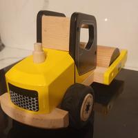 Macchina schiacciasassi giocattolo in legno