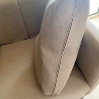 Poltrona color beige. Elegante e comoda come nuova