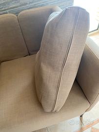 Poltrona color beige. Elegante e comoda come nuova