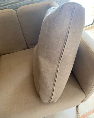 Poltrona color beige. Elegante e comoda come nuova