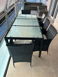 Set tavolo e 5 sedie.