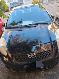 Toyota Yaris 1.0 benzina. 