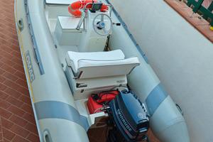 GOMMONE LOMAC 430 MOTORE EVINRUDE  25CV E CARRELLO
