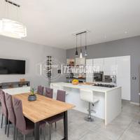 VILLA UNIFAMILIARE, FINEMENTE RISTRUTTURATA, MAR