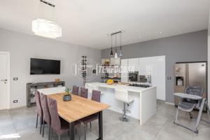 VILLA UNIFAMILIARE, FINEMENTE RISTRUTTURATA, MAR