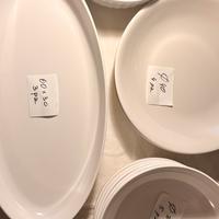 Piatti di plastica grandi bianchi