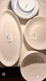 Piatti di plastica grandi bianchi