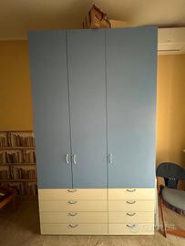 armadio bianco e azzurro