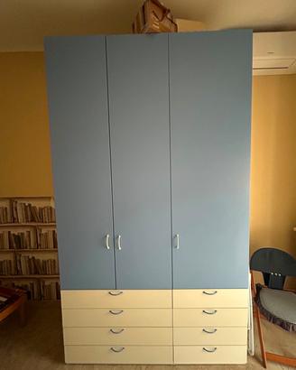 armadio bianco e azzurro