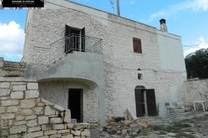 PORZIONE DI MASSERIA con VISTA MARE E TERRENO 1Ha