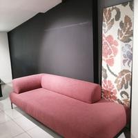 Divano moderno Jordan  tessuto bouchlet cm.250x109