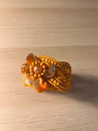 Bracciale arancione con fiore