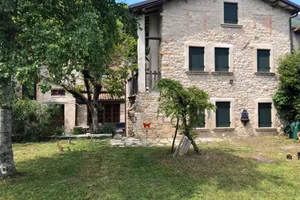 Rustico / Casale di 360 m² con più di 5 locali a C