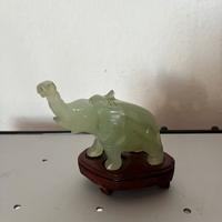 Statuetta antica di elefante in giada verde