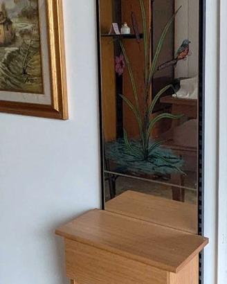 Mobile con specchio disegnato
