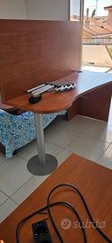 Scrivania ergonomica con pannello e 2 mensole
