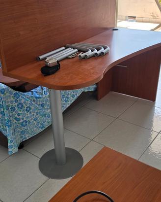 Scrivania ergonomica con pannello e 2 mensole