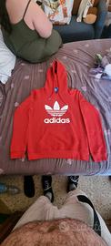 Felpa Adidas rossa,  punte dei lacci in acciaio
