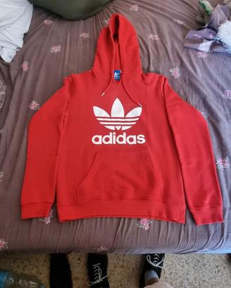 Felpa Adidas rossa,  punte dei lacci in acciaio