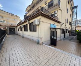 Locale Commerciale 100 Mq con corte Esterna