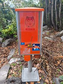 Vecchio distributore di palline 