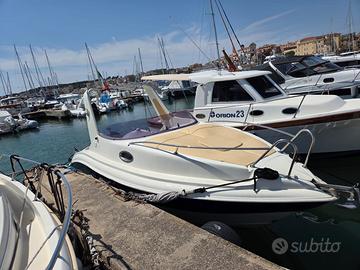 EOLO 590 cabin
