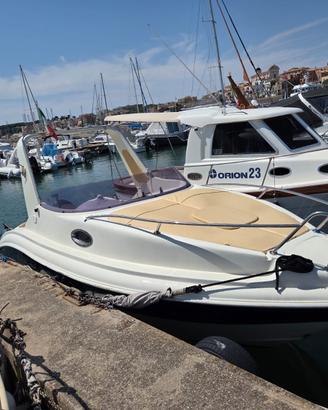 EOLO 590 cabin