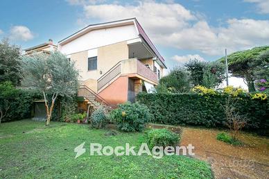 VILLA ANGOLARE CON GIARDINO