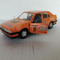 Modello auto alfa romeo 75 arancione burago