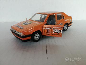 Modello auto alfa romeo 75 arancione burago