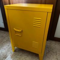 Mobile giallo