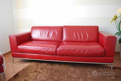 Divano tre posti in pelle rossa e  poggiapiedi