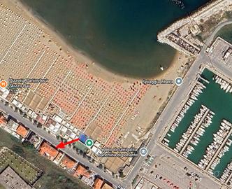 Comodo bilocale fronte mare e vicino al centro