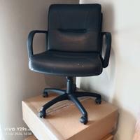 Poltrona da ufficio ergonomica in ecopelle nera