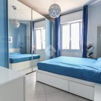 Armadio ante scorrevoli vetro e laccato azzurro