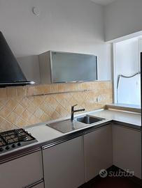 Cucina angolare con elettrodomestici