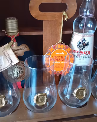 Set vintage bicchieri, rastrelliera e bottiglie