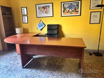 Scrivania angolare in ciliegio con mobili ufficio